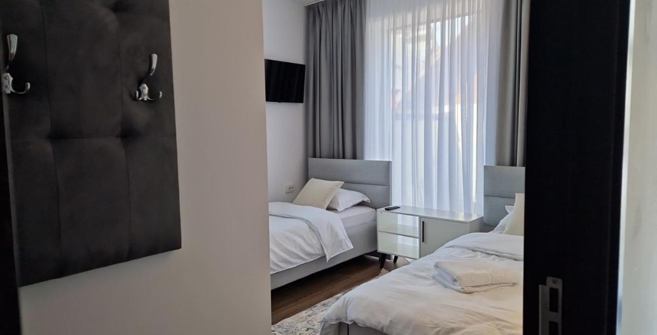 Modern House Hotel Sighetu Marmaţiei Buitenkant foto