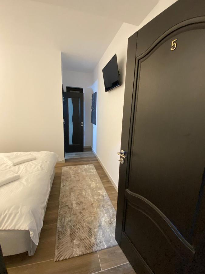 Modern House Hotel Sighetu Marmaţiei Buitenkant foto